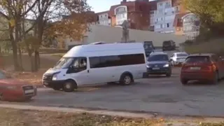 Можно и перебежать: Лево-Лыбедская осталась без пешеходного перехода возле Цирка