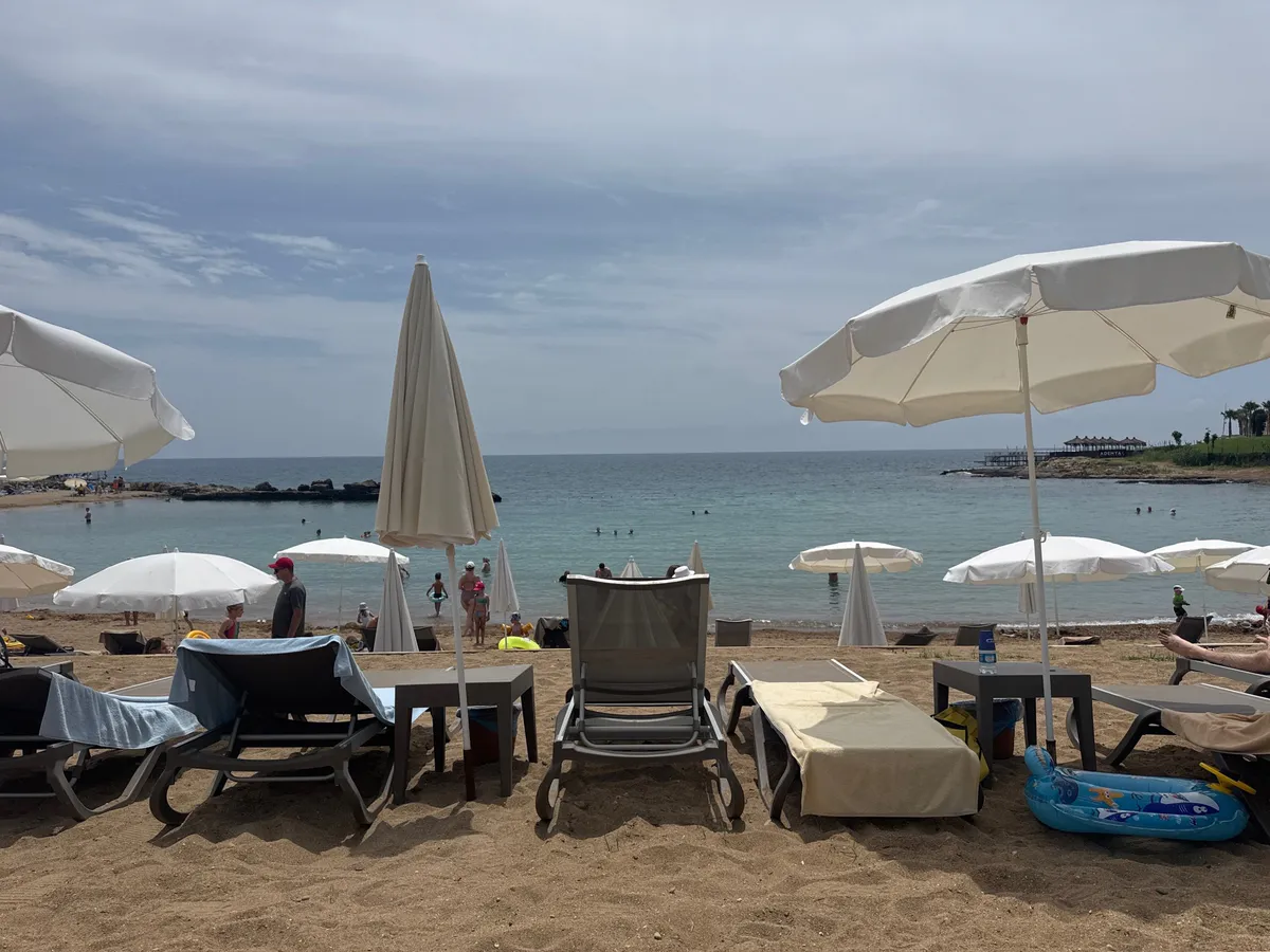 Пляжи без людей и цены, как в СССР: россияне открыли новый курорт с кристально чистым морем