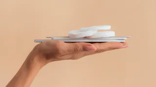 Хитрые хозяйки уже давно скупили все ватные диски: вот для чего они пригодятся в быту — 3 простых лайфхака