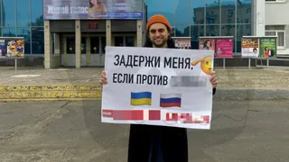 В Рязани на площади Победы задержали активиста за антивоенный одиночный пикет