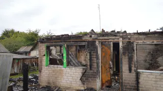 Появились фото с места смертельного пожара в Старожиловском районе