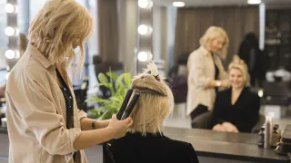 Модные стрижки для женщин 60+: выбираем элегантную прическу на сентябрь 2025 года, которая омолаживает