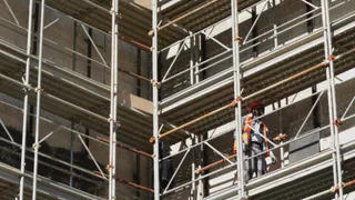 СМИ: на Высоковольтной улице 37-летний рязанец упал со строительных лесов