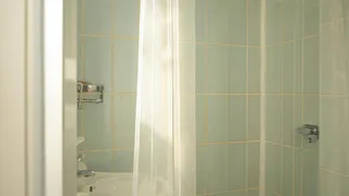 Зачем тратиться на кафель в ванную, если можно сделать иначе? Альтернатива, которая дешевле и практичнее