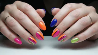 Взрыв цвета не добавит годы: как носить смелый и модный в 2026 маникюр после 50