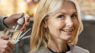 Названы 5 хороших стрижек на средние волосы для женщин старше 40 лет весной