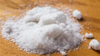 Добавьте щепотку такого средства при стирке – сработает даже лучше отбеливателя