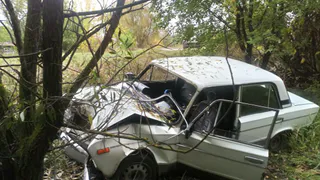 В Шиловском районе "шестерка" на высокой скорости вылетела в кювет и врезалась в дерево: водитель был в стельку пьян