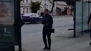 Застывшая женщина и машина в обивке из ковров: два кадра, поразивших рязанцев в субботу