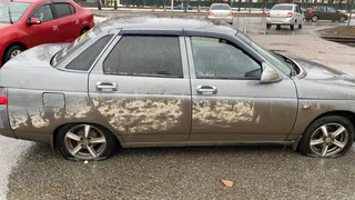 Остались без колес: в Нижнекамске водители попали в дорожную яму 