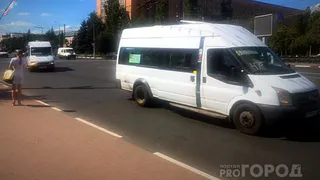 "Опасный" водитель маршрутки чуть не сбил людей на пешеходном переходе