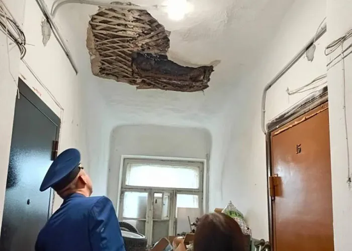 В многоэтажке Челябинской области после дождей обрушилась часть крыши