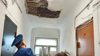 В многоэтажке Челябинской области после дождей обрушилась часть крыши