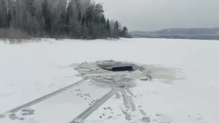В Челябинской области на водохранилище отечественный автомобиль провалился под лед