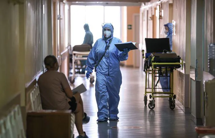 За сутки в России в больницы попало 958 человек с COVID-19