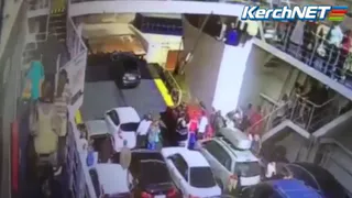 На Керченской переправе с парома упал автомобиль (видео)