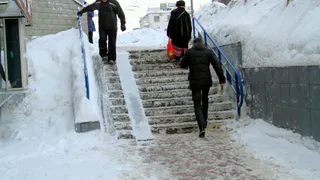 МЧС предупреждает Рязанцев о сильном ветре и гололеде вечером 19 января