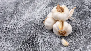 Так делали еще наши бабушки: положите чеснок под подушку и уже утром увидите эффект