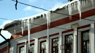 В Рязани началась борьба с сосульками