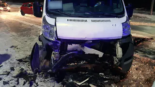 Пострадало 5 человек: на Ряжском шоссе легковушка врезалась в микроавтобус