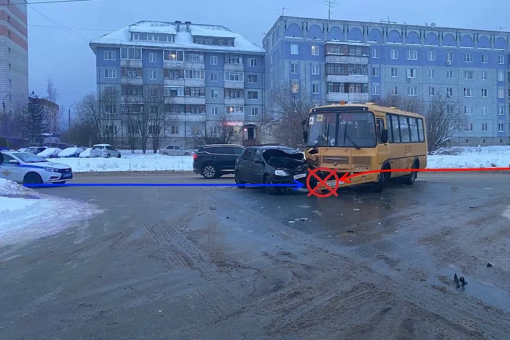 В Коми школьный автобус въехал в автомобиль