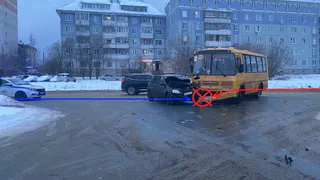 В Коми школьный автобус въехал в автомобиль