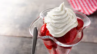 Не с маслом: вот с чем надо смешать сгущёнку, чтобы получить «божественный» крем для тортов — делается одну минуту