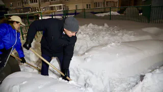 Министр образования Чувашии вместе с родителями и волонтёрами расчищал снег у школ