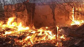 Не смогли проехать пожарные: в Шиловском районе сгорел дом