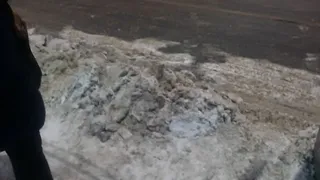 "Люди чуть не падают под колеса транспорта" - в Дашково-Песочне остановка превратилась в сугроб