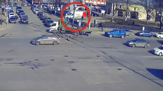 На площади Ленина сняли на видео  фургон, который почувствовал себя пешеходом