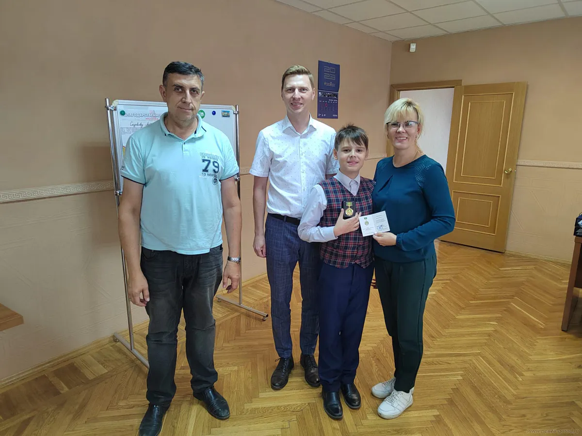 Медали «Материнская доблесть» вручили двум жительницам Октябрьского района