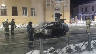 В центре Брянска сгорело такси