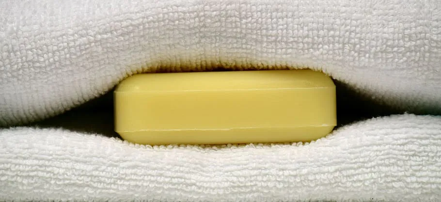 Положите кусок мыла под матрас: секрет, который используют в лучших отелях мира