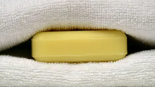 Положите кусок мыла под матрас: секрет, который используют в лучших отелях мира