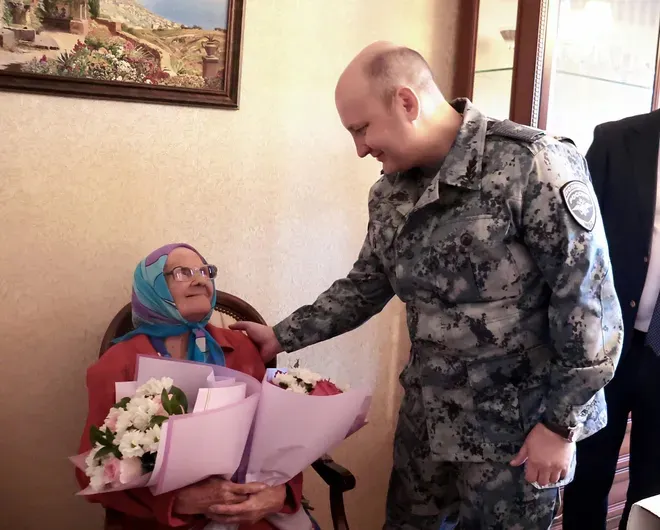 99-летняя ветеран магнитогорской милиции принимала поздравления от генерала