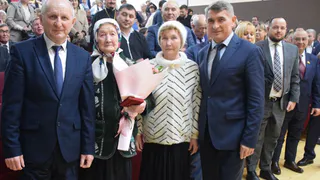 Глава Чувашии вручил юбилейную медаль 100-летней труженице тыла из села Красные Четаи