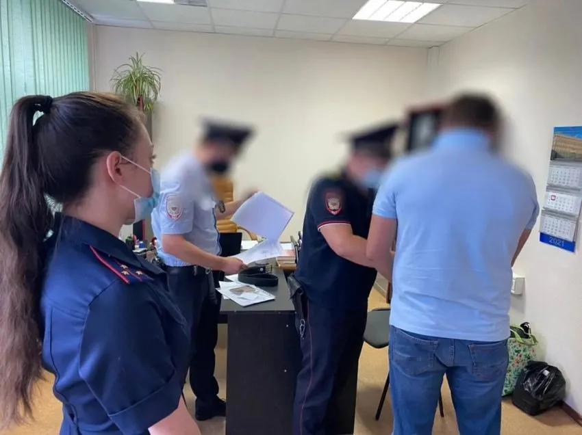 В Магнитогорске сотрудник ГАИ стал фигурантом дела о взятках и служебном подлоге: разоблачена схема с «проблемными» авто