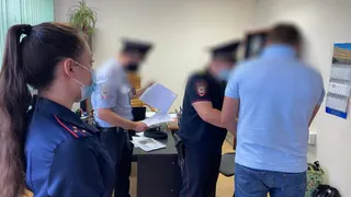 В Магнитогорске сотрудник ГАИ стал фигурантом дела о взятках и служебном подлоге: разоблачена схема с «проблемными» авто