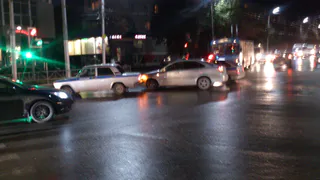 Рязанец не смог вовремя притормозить и врезался в полицейскую машину