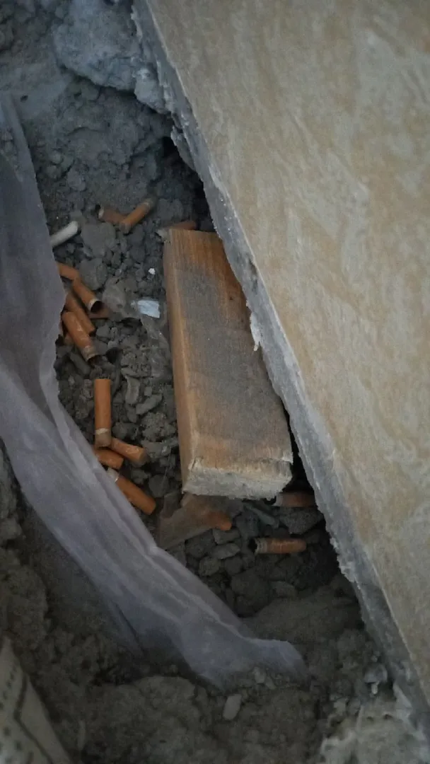В Нижнекамске строители спрятали в полу «клад» из окурков, носков и стекла
