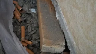 В Нижнекамске строители спрятали в полу «клад» из окурков, носков и стекла