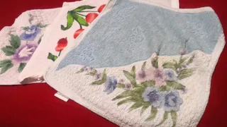 Удалить застарелые жирные пятна с цветной скатерти и салфеток поможет горчица