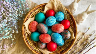 Шелуха и куркума в прошлом - умные хозяйки красят яйца на Пасху по-новому: гениальная техника