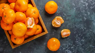 Мандариновые корки заливаю уксусом — и всю зиму радуюсь своей хитрости: супер-лайфхак для ушлых хозяек