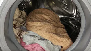 Всего стакан на одну стирку - и одежда сияет белизной: прачка поделилась секретом, что добавляет в стиралку с порошком