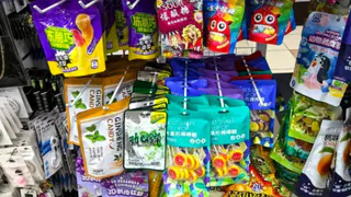 Чупа-чупсы с арбузом, "слизняки" и макаронс по 99 рублей: вот какие сладкие трофеи нашла в Фикс Прайс