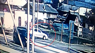 В Рыбном пьяный водитель выехал на тротуар и сбил пешехода - видео