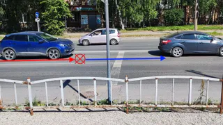 В Сыктывкаре автоледи на Peugeot "догнала" Ford Focus на Морозова