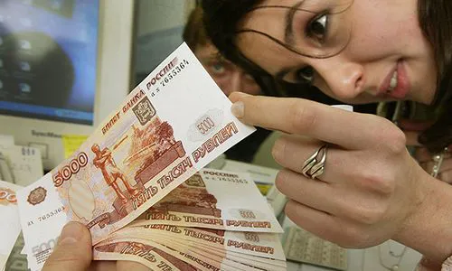 Полиция предупреждает: гуляют фальшивые пятитысячные купюры